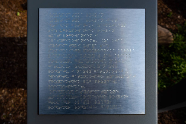 Amostra de texto Braille em uma placa de informações do parque. A foto foi tirada em luz natural do dia. - Foto, Imagem