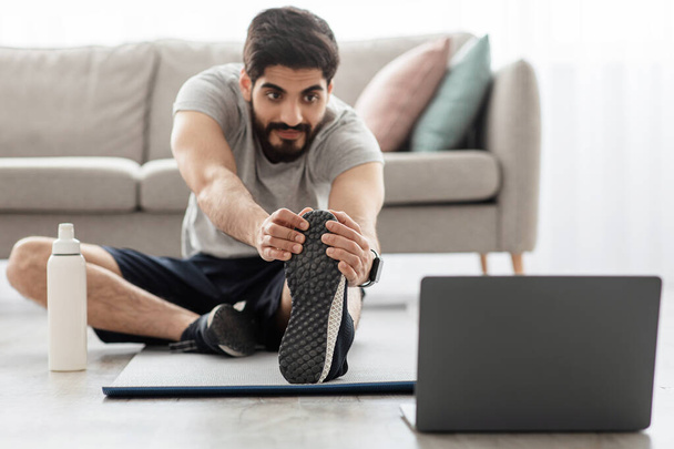 Online-Trainer und Workout aus der Ferne, Fitnessstudio zu Hause beim sozialen Distanzieren - Foto, Bild
