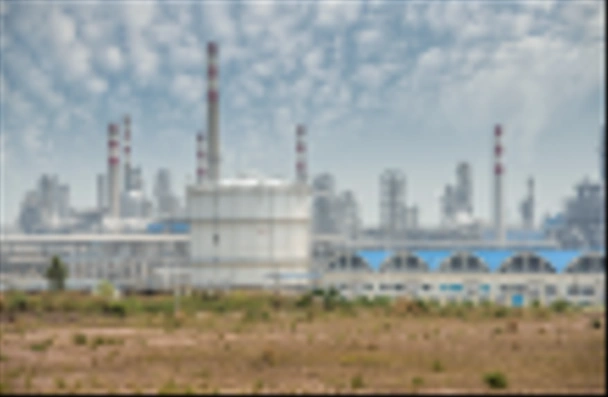 grandes tanques de petróleo industrial em uma refinaria
 - Foto, Imagem