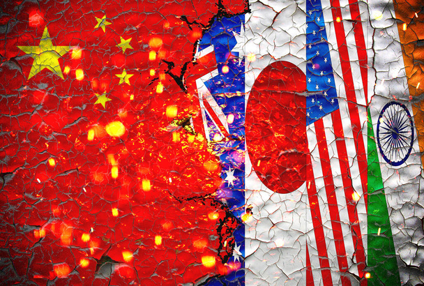Grunge Kiina vs Australia, Japani, me, ja Intia kansallisten lippujen kuvake eristetty rikki säröillä seinään tausta, abstrakti kansainvälinen poliittinen suhde jaettu konfliktien käsite tapetti. - Valokuva, kuva