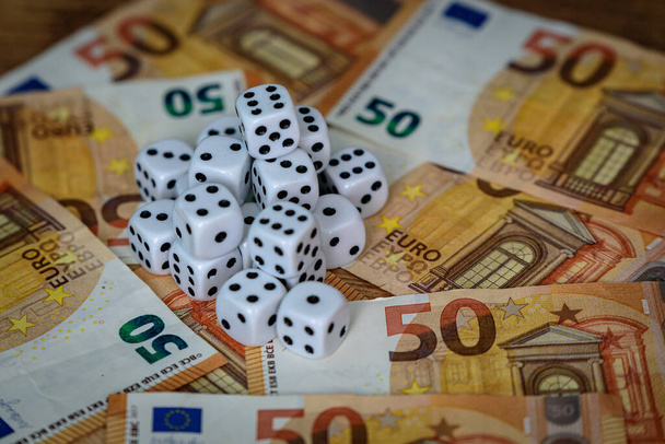 několik bílých kostek a euro peníze na herní výhry a hazardní hry, které vzrušuje a dělá se cítíte bohatí - Fotografie, Obrázek