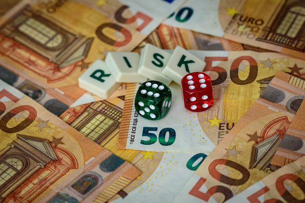 několik barevných kostek a euro peníze na hazardní hry výhry a hazardní hry, které se cítíte bohatí a bohatí - Fotografie, Obrázek