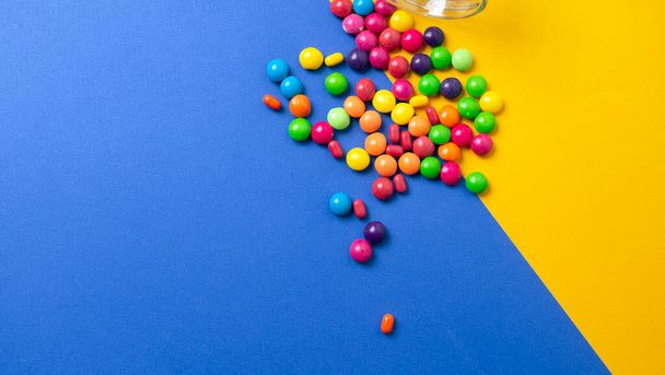 kleurrijke snoepjes op een gekleurde achtergrond - Foto, afbeelding