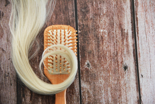 a lock of blonde white hair and a comb - Foto, Imagem