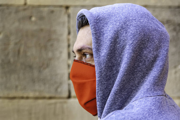 Jeune gang de rue avec masque dans le parc, problème social - Photo, image