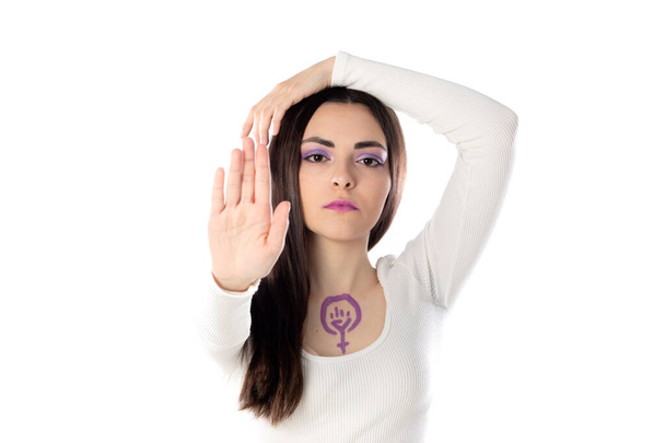 Νεαρή γυναίκα με μωβ μακιγιάζ και με τη φεμινιστική έννοια του ακτιβισμού να ζωγραφίζει στο σώμα της απομονωμένη σε λευκό φόντο - Φωτογραφία, εικόνα