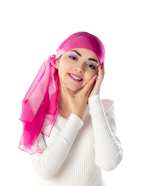 Mujer morena joven con pañuelo rosa en la cabeza aislado sobre un fondo blanco - Foto, imagen