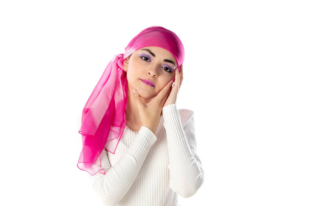 Молодая брюнетка с розовым шарфом на белом фоне - Фото, изображение