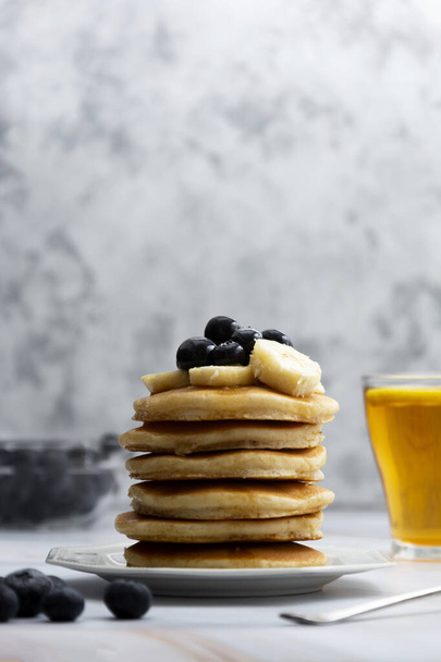 Pancakes stack with fresh blueberries and honey. Delicious pastry at breakfast - Foto, Bild