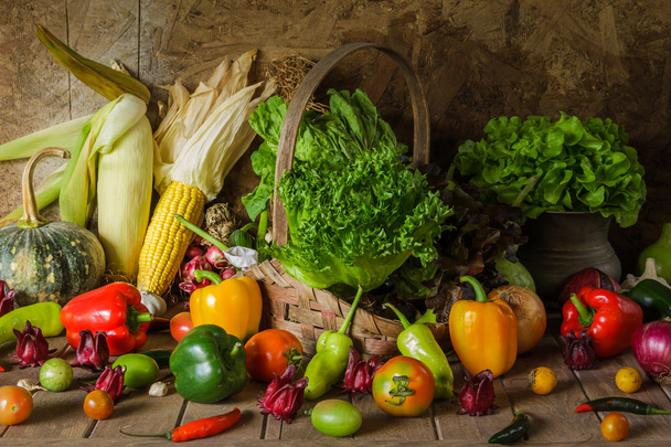 Bodegón Verduras, hierbas y frutas
. - Foto, Imagen