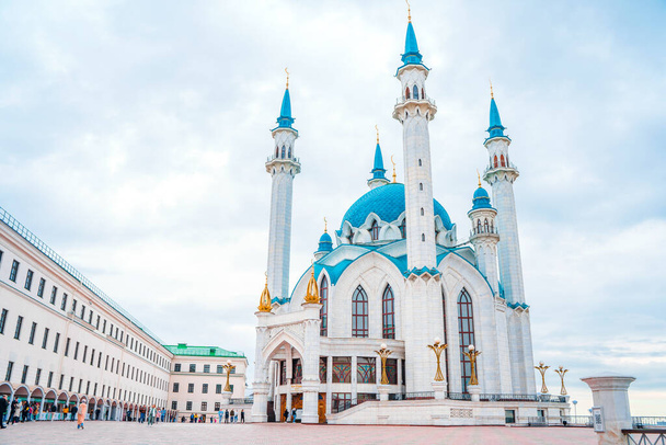 Kilátás a Kul-Sharif mecset egy felhős napon Kazan, Oroszország - Fotó, kép