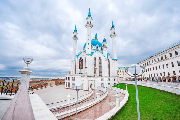 Rusya 'nın Kazan kentinde bulutlu bir günde Kul-Şerif Camii manzarası - Fotoğraf, Görsel