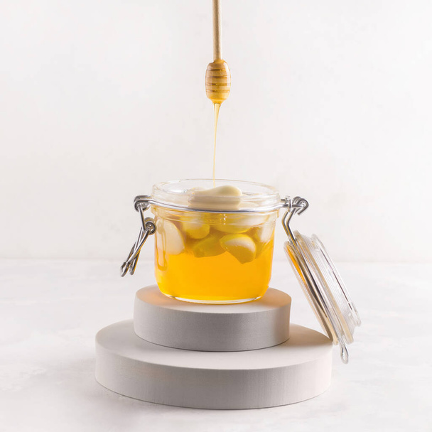 Fermentierter Honig auf hellem Hintergrund - Foto, Bild