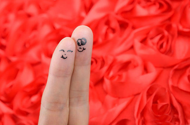 glückliches verliebtes Paar mit gemaltem Smiley und Umarmung - Foto, Bild