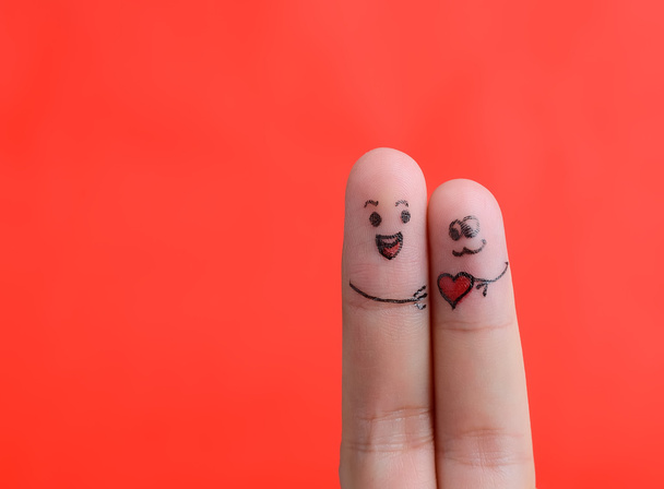 heureux couple en amour avec peint smiley et câlin
 - Photo, image