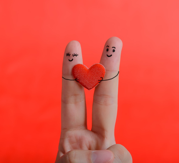 šťastný pár v lásce s malovanými smajlík a objímání - Fotografie, Obrázek