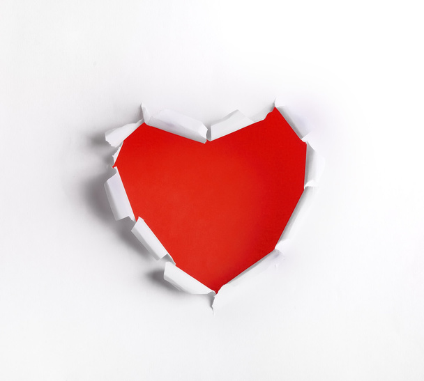 Agujero en forma de corazón en papel blanco con espacio en blanco rojo
 - Foto, imagen