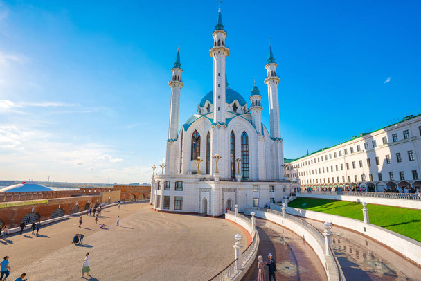 Mavi gökyüzüne karşı Kul Şerif Camii 'nin panoramik kartpostal görüntüsü. Kazan, Rusya - 8 Mayıs 2021 - Fotoğraf, Görsel