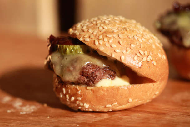 Slider Hamburger su un tagliere rustico in legno
. - Foto, immagini