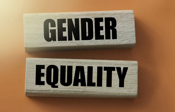Parole di uguaglianza di genere sui blocchi di legno. Parità di diritti tra uomo e donna. - Foto, immagini