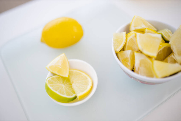 Limão suculento e boliches de partes de limas em uma mesa - Foto, Imagem