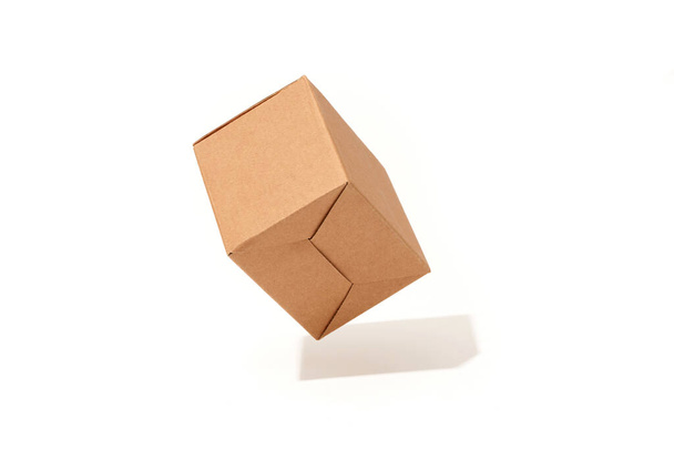 Boîte en carton isolée sur fond blanc - Photo, image