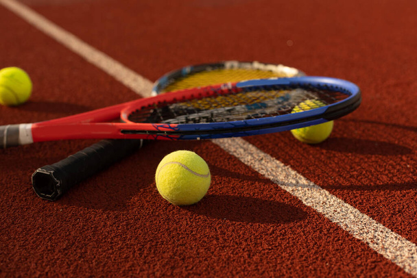 Tenniswedstrijd. Tennisbal met racket op de tennisbaan. Sport, recreatie. - Foto, afbeelding