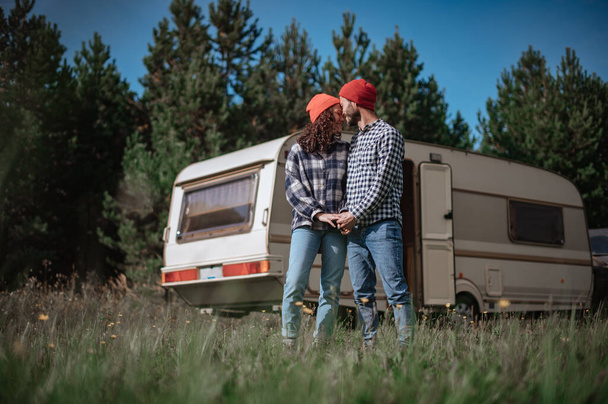 Couple romantique passe du temps ensemble près de la maison de caravane. Voyager avec un camping-car. - Photo, image