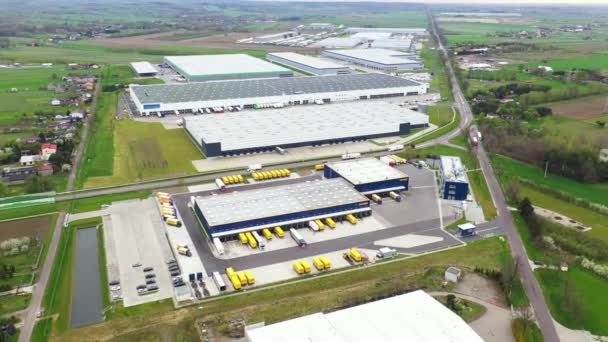 Aerial Shot of Industrial Warehouse / Storage Building / Loading Area де багато вантажівок завантажують / розвантажують Merchandise. Застрелений на Phantom 4K UHD Camera. - Кадри, відео