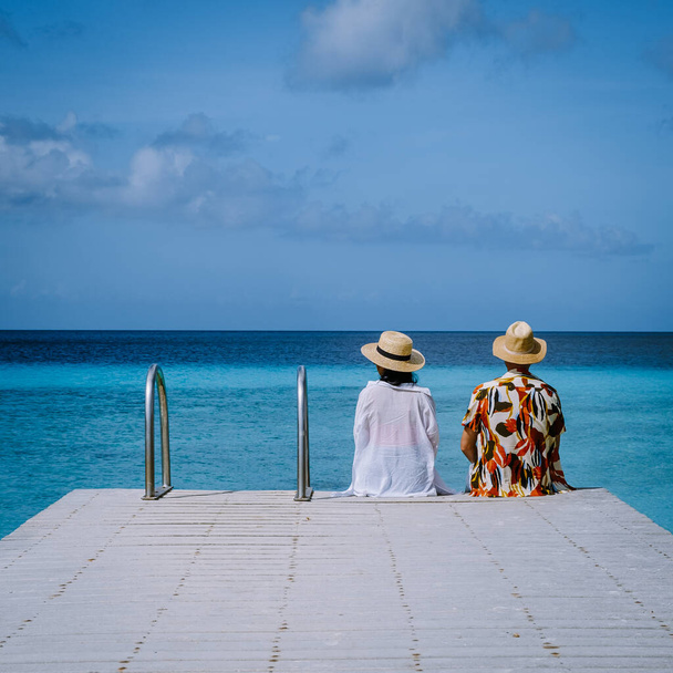 Pequeña isla de Curazao famosa por excursiones de un día y excursiones de snorkel en las playas blancas y el océano azul claro, Klein Curazao Island en el mar Caribe - Foto, Imagen