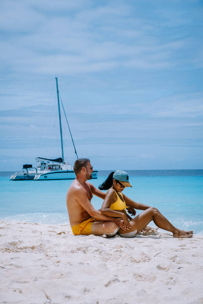 Острів Малий Куракао славиться денними подорожами і екскурсіями по білим пляжам і блакитним чистим океаном, островом Клейн-Куракао в Карибському морі. - Фото, зображення