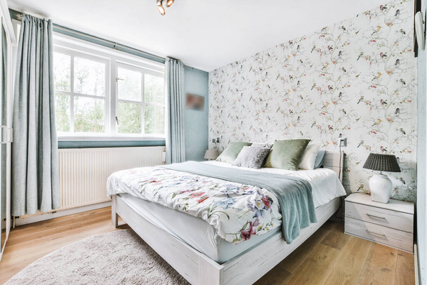 Çiçekli süslemeleri olan açık renkli yatak odası. - Fotoğraf, Görsel