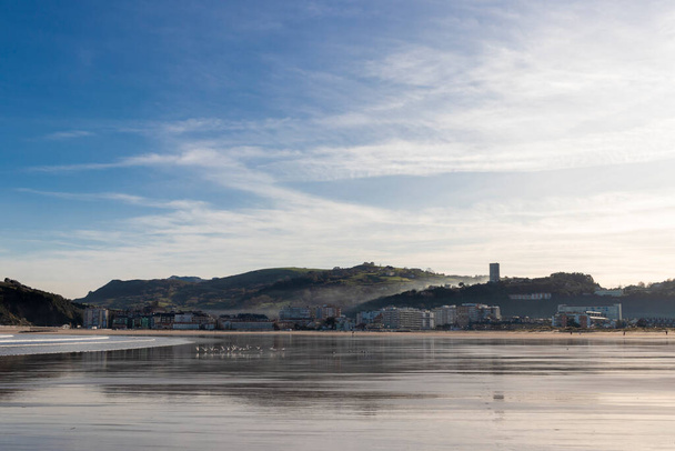 Laredo ranta Pohjois-Espanjassa, autonomisella alueella Cantabria auringonlaskun aikaan - Valokuva, kuva