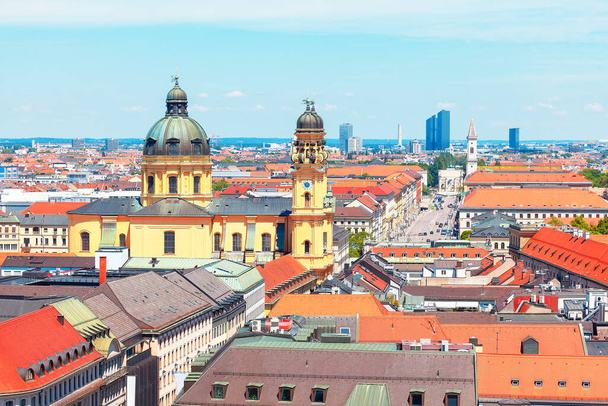 Vue panoramique de l'église théatine et Odeonsplatz à Munich en Allemagne. Vue sur la ville centrale de la capitale et la ville la plus peuplée de Bavière - Photo, image