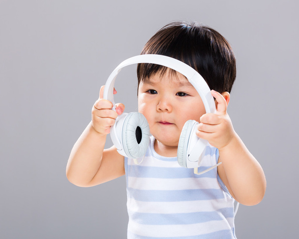 erkek bebek kulaklık kullanarak müzik dinlemek istiyorum - Fotoğraf, Görsel