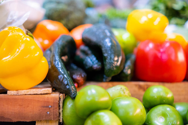 Primer plano del puesto de verduras con pimientos, tomates verdes y más - Foto, Imagen