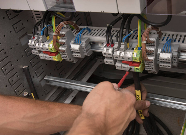 câblage électrique par un électricien pour l'alimentation dans les bâtiments - Photo, image