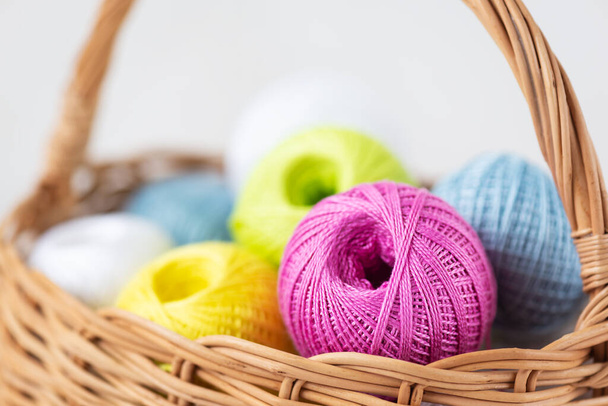 Multicolored balls of thread for knitting in a basket. - Foto, Imagem