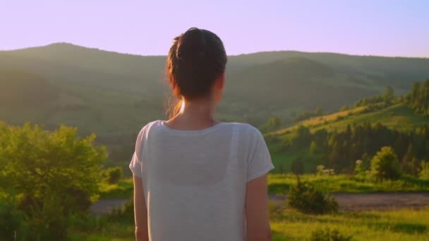 Кавказская женщина с видом на горы - Кадры, видео