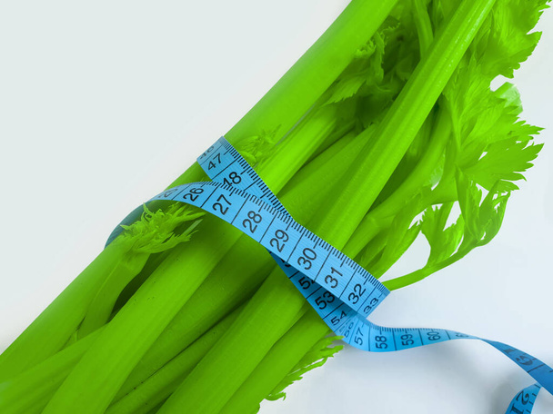 čerstvý celery měřicí páska na bílém pozadí - Fotografie, Obrázek