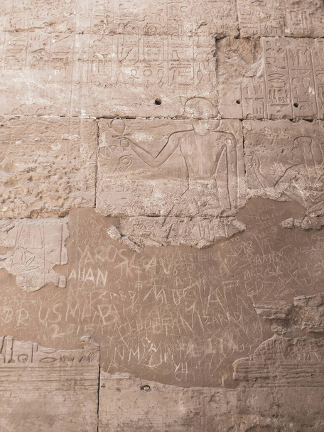 O Complexo do Templo de Karnak, vulgarmente conhecido como Karnak, compreende uma vasta mistura de templos, capelas, pilões e outros edifícios deteriorados perto de Luxor, no Egito. - Foto, Imagem