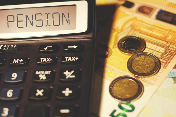 Calculadora y euros con el signo Pensión - Foto, imagen