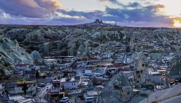 Горем (Туреччина) 16 березня 2021 року - вид на місто Горем (Каппадокія) з будинками, феєю та кам "яними формами. - Фото, зображення