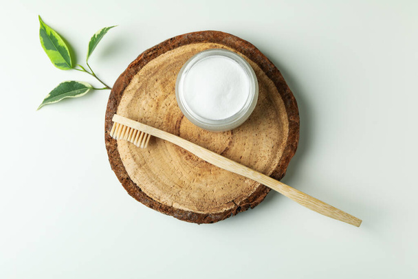 Πίνακας με οικολογική οδοντόβουρτσα και πούδρα δοντιών σε λευκό φόντο - Φωτογραφία, εικόνα