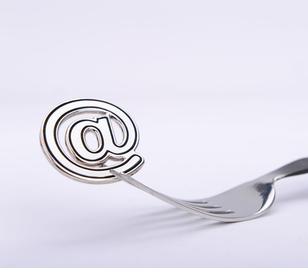 Symbole de courriel sur une fourchette isolée sur fond blanc
 - Photo, image