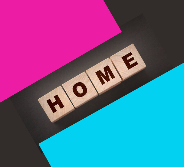 Cubi di legno con la parola casa, casa su sfondo nero. Affari immobiliari o emigrazione consept. - Foto, immagini