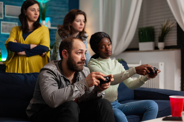 Hombre jugando videojuegos con amigos multiétnicos - Foto, imagen