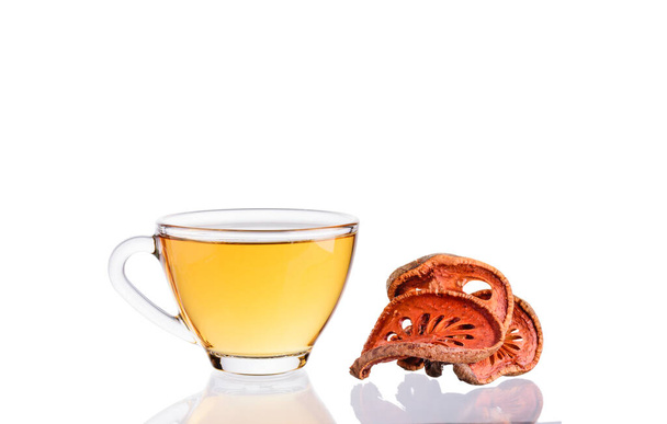 Ζεστό φλιτζάνι τσάι με πιατάκια και βότανα Δημοφιλή υγιεινά προϊόντα σε Ασία, Ιαπωνία, Κίνα, απομονώνονται σε λευκό φόντο. - Φωτογραφία, εικόνα