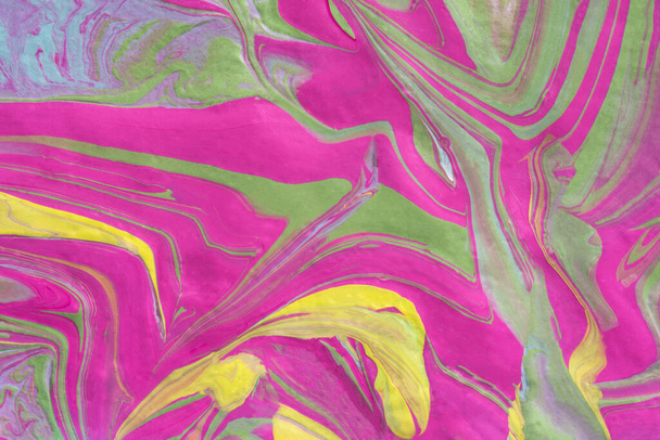 Streszczenie tekstury sztuki płynu. Kolorowy, obrazkowy fragment obrazu. Jasny akrylowy rysunek różowego, żółtego, fioletowego, bladozielonego i niebieskiego odcienia zbliżenie. Koncepcja nastroju letniego, kwitnienie - Zdjęcie, obraz