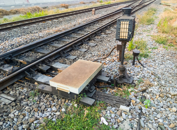 Het spoorwegschakelsysteem voor het regelen van de richting van de spoorweg in de buurt van het station, het besturingssysteem wordt bediend vanaf het station, vooraanzicht voor de kopieerruimte. - Foto, afbeelding
